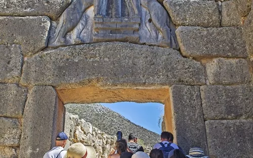 Touristen passieren das Löwentor in Mykene, Griechenland.