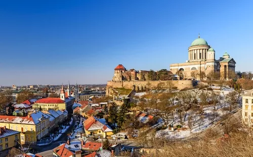 Historische Stadtansicht mit Basilika und blauen Himmel.