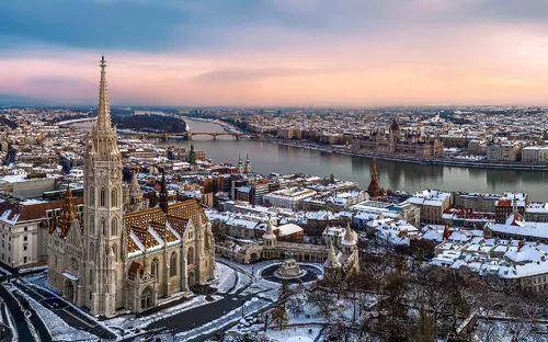 Winterliche Stadtansicht von Budapest mit Blick auf die Donau und das Parlamentsgebäude.