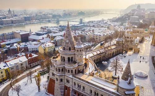 Fischerbastei in Budapest bei Schnee, mit Blick auf die Stadt und die Donau.