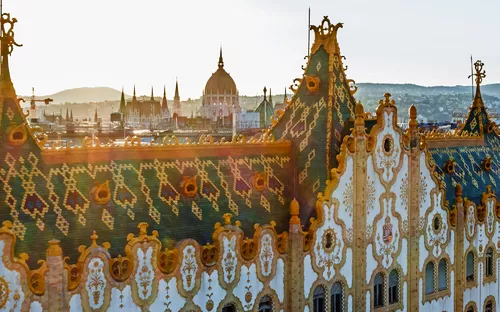 Historische Gebäude mit verziertem Dach im Sonnenuntergang.