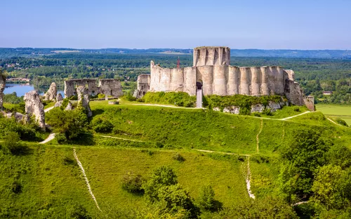 Mittelalterliche Burgruine auf Hügel mit grüner Landschaft.