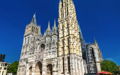 Gothische Kathedrale mit aufwendiger Fassade vor blauem Himmel
