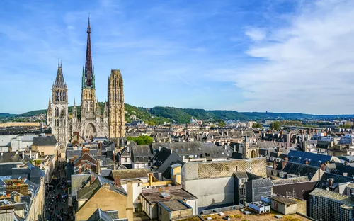 Panoramablick auf die Hafenstadt Rouen in der Normandie, Frankreich, mit Blick auf die Seine.