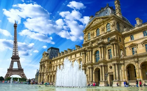 Louvre-Museum mit Springbrunnen und Eiffelturm im Hintergrund bei blauem Himmel.