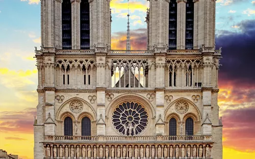 Gotische Kathedrale vor buntem Himmel bei Sonnenuntergang