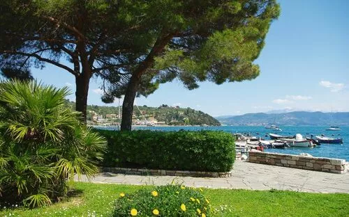 Uferpromenade mit Meerblick, Bäumen und Booten, La Spezia.