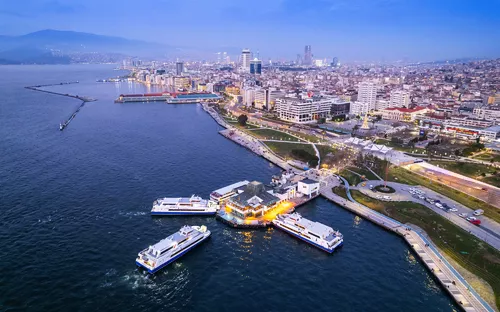 Luftaufnahme des Hafens von Izmir an der Ägäisküste der Türkei mit mehreren Kreuzfahrtschiffen.