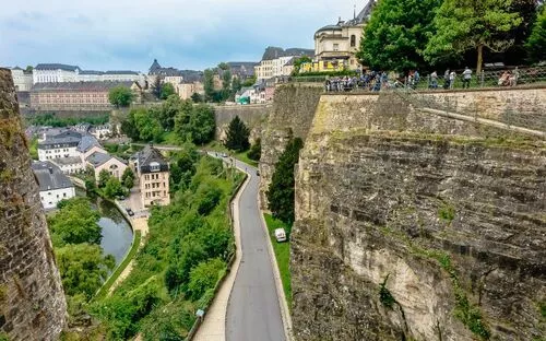 Blick auf steile Felsen und Straße in einer Altstadtlandschaft mit Fluss.