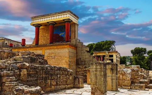 Alte Ruinen des Palastes von Knossos auf Kreta unter einem bewölkten Himmel.