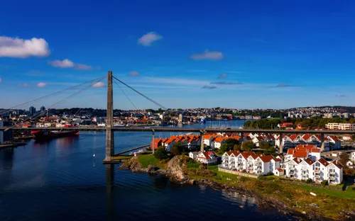 Brücke von Stavanger mit Blick auf die Stadt und Küstenhäuser bei klarem Himmel.