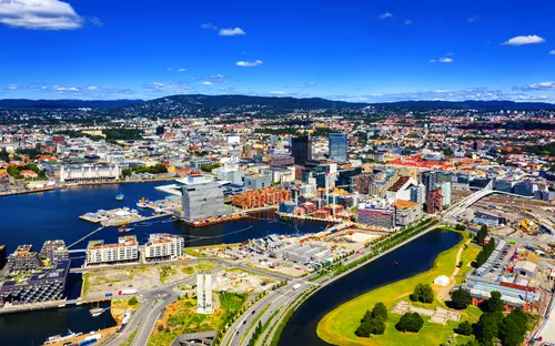 Luftaufnahme einer modernen Stadt mit Hafen und umliegenden Gebäuden.