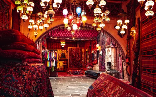 Orientalischer Teppichladen mit bunten Lampen und hölzerner Einrichtung