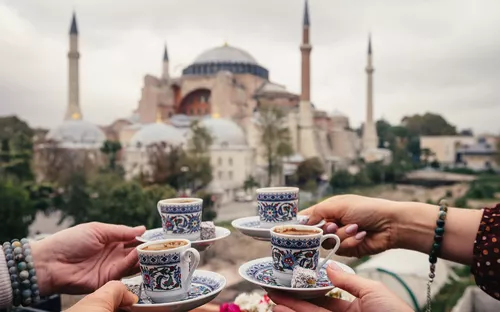 Türkischer Kaffee in traditionellen Tassen mit der Hagia Sophia im Hintergrund in Istanbul.