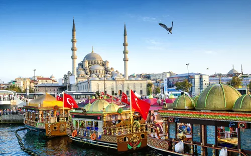 Boote mit türkischen Flaggen vor einer Moschee in Istanbul.