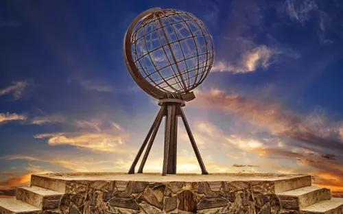 Globus-Skulptur am Nordkap, Magerøya, Norwegen, mit malerischem Himmel im Hintergrund.