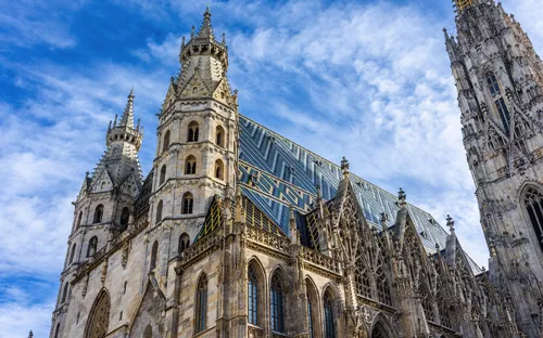 Gotische Kirche mit detaillierter Architektur unter blauem Himmel.