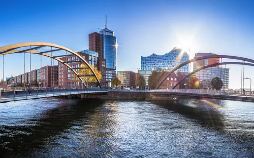 Brücke und moderne Gebäude an einem sonnigen Tag in einer Hafenstadt.
