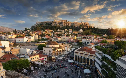 Blick auf den Parthenon-Tempel der Akropolis und die Altstadt Plaka von Athen bei Sonnenuntergang.
