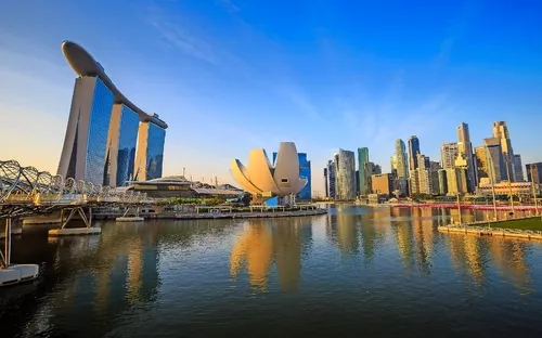 Skyline von Singapur mit bekannten Gebäuden und blauem Himmel.