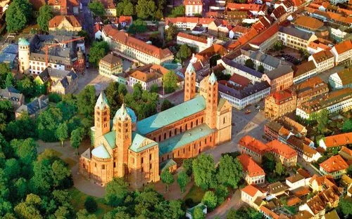 Luftaufnahme eines großen Doms, umgeben von Altstadtgebäuden und Bäumen.