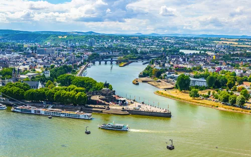 Luftaufnahme des Deutschen Ecks in Koblenz mit Flüssen und Stadt im Hintergrund