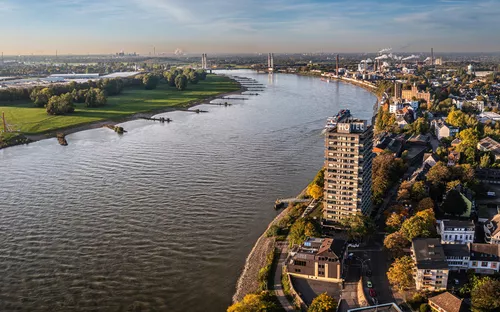 Luftaufnahme einer Flusslandschaft mit Stadt und Grünflächen