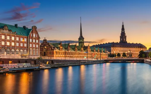 Historische Gebäude am Wasser bei Sonnenuntergang in Kopenhagen, Dänemark.
