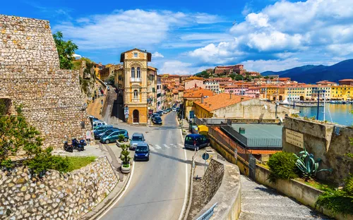 Altstadt und Hafen von Portoferraio auf der Insel Elba in der Toskana, Italien.