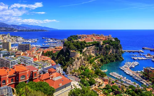 Panoramablick auf Monaco mit Meer, Yachthafen und Stadtansicht.