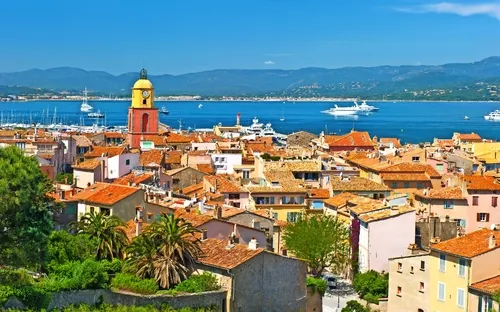 Stadtansicht von Saint-Tropez mit Hafen und Jachten im Hintergrund.