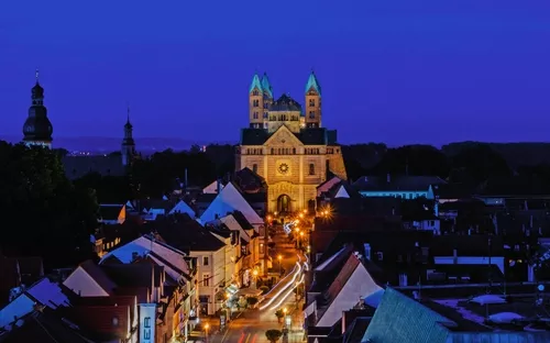 Blick auf beleuchteten Dom und Maximilianstraße bei Nacht in Speyer