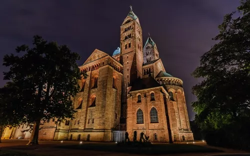Beleuchteter Dom bei Nacht von der Nord-Ostseite gesehen