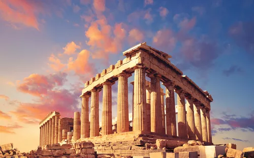 Der Parthenon-Tempel in Athen bei Sonnenuntergang.