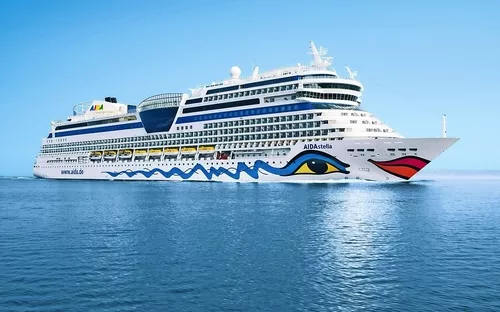 Kreuzfahrtschiff AIDAstella auf dem Meer bei klarem Himmel.