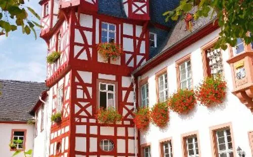 Fachwerkhaus mit Blumendekoration im Brömserhof, Rüdesheim am Rhein.