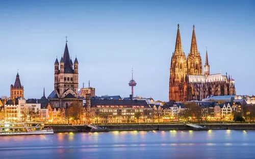 Panorama von Köln mit Dom und Rhein im Vordergrund.