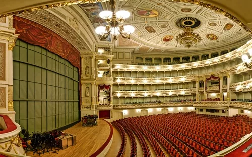 Prunkvolles Opernhaus mit rotem Samt und vergoldeter Dekoration.