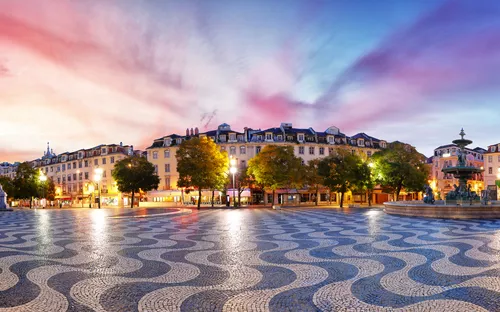 Panoramablick auf den Rossio-Platz in Lissabon bei Sonnenuntergang.