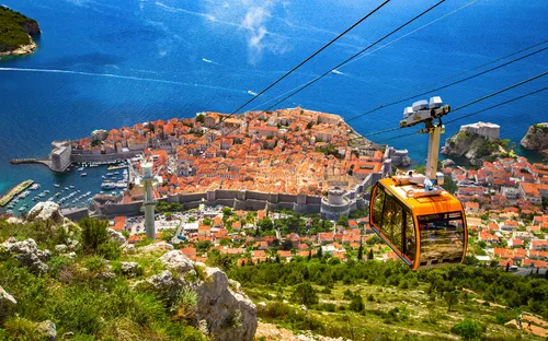 Seilbahn mit Blick auf Dubrovnik und das Meer.