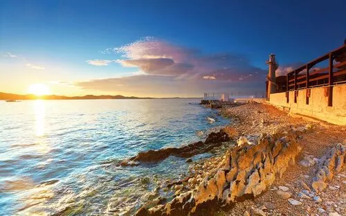 Sonnenuntergang über dem Meer mit Küste in Zadar, Kroatien.