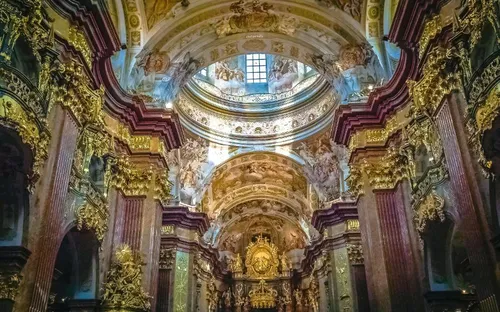 Prunkvolles barockes Kircheninnere mit Verzierungen und Golddekorationen.