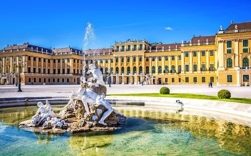 Springbrunnen vor Schloss Schönbrunn, Wien, bei sonnigem Wetter.