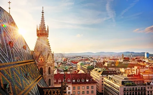 Aussicht über Wien bei Sonnenuntergang mit Stephansdom im Vordergrund.