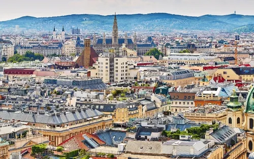 Panoramablick über die Stadt Wien mit historischen Gebäuden und grünen Kuppeln.