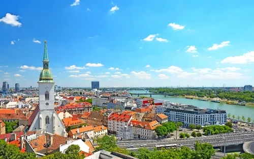 Panoramaansicht von Bratislava, Slowakei, mit Burg und Donau bei Sonnenschein.