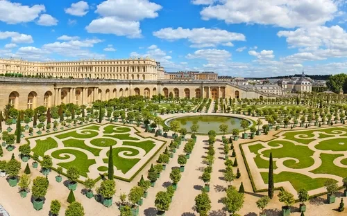 Barockgarten mit symmetrischen Hecken und einem zentralen Brunnen.