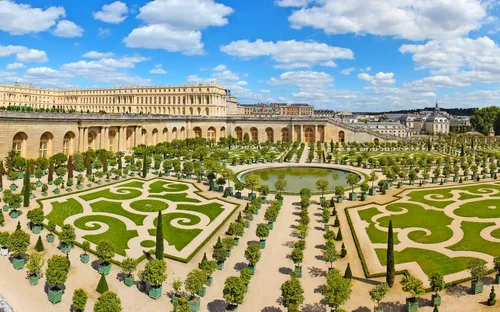 Barockgarten mit symmetrischen Hecken und einem zentralen Brunnen.