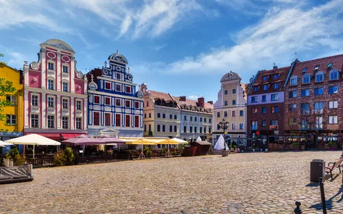 Historische Gebäude und lebhafte Cafés am Heumarkt in der Altstadt von Stettin, Polen.