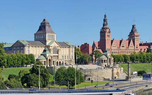 Gebäudeensemble in Stettin mit klassischem Architekturdesign im Grünen.